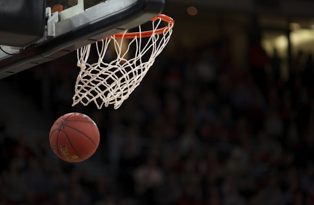 NBA篮球比赛高清直播画面 - 湖人队与勇士队激烈对抗场景